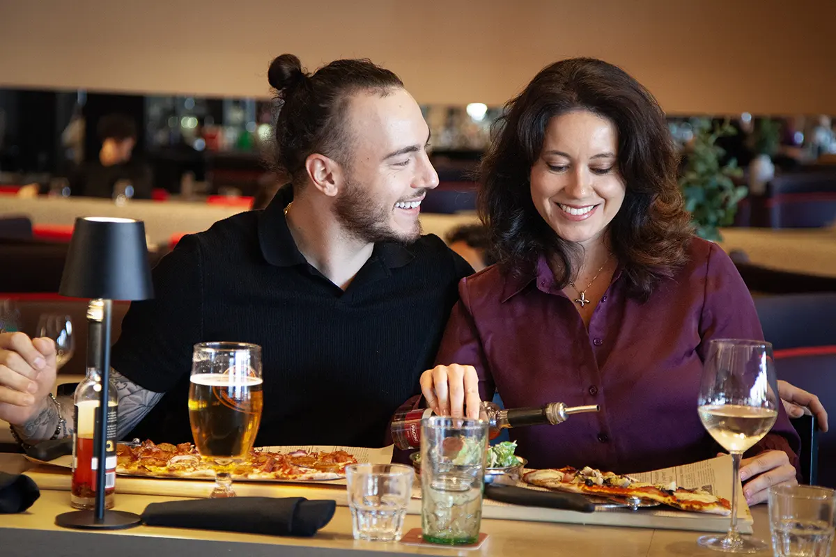 Moment partagé autour de la table chez PACINI