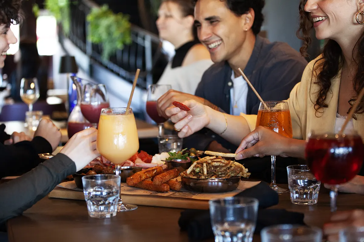 Moment partagé autour de la table chez PACINI
